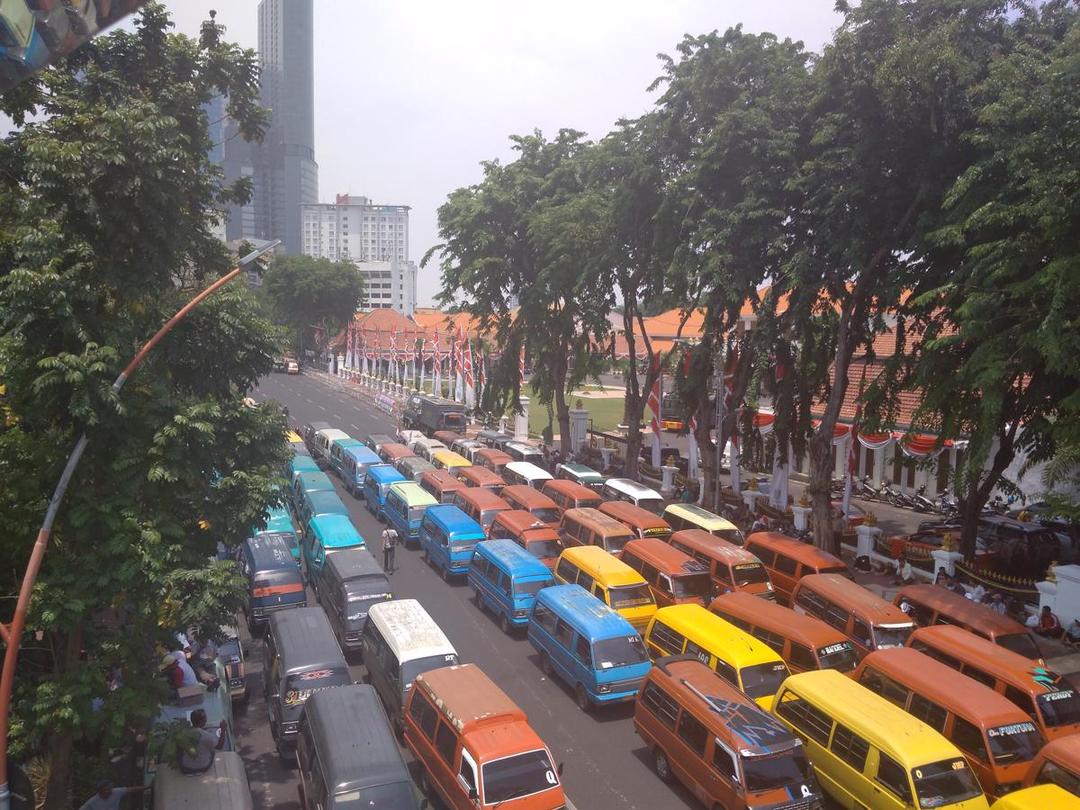 Macet Total, Begini Jika Buruh dan Sopir Angkot Surabaya "Duet" Berdemo