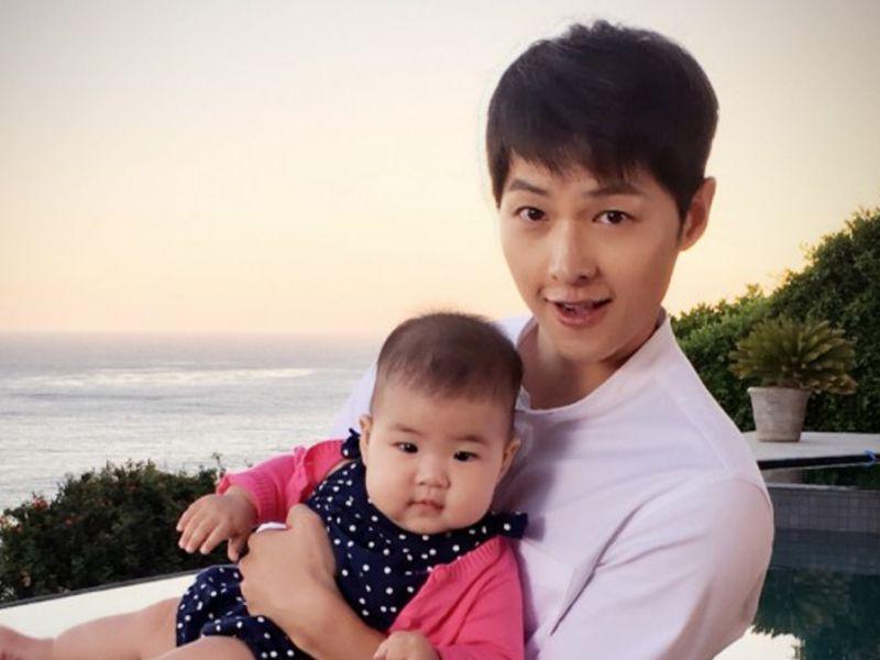 Foto-foto Ini Nunjukin Kalau Song Joong Ki Calon Ayah Idaman