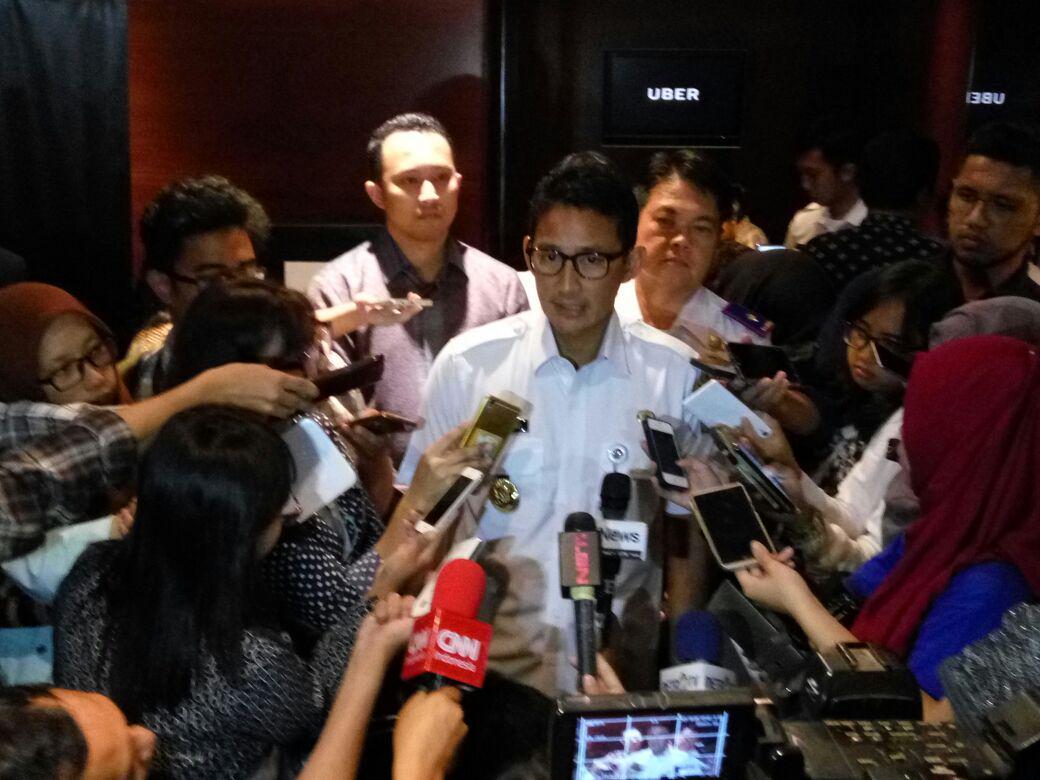 Sandi Beri Sepeda dan Mukena pada Cucu Korban Proyek Rusun Pasar Rumput