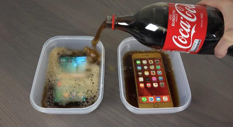 Bikin Ngilu, 7 Video Uji Fisik iPhone yang Direndam Minuman Soda