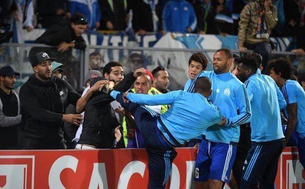 Tiru Cantona, Evra Layangkan Tendangan Kung-Fu Pada Pendukung
