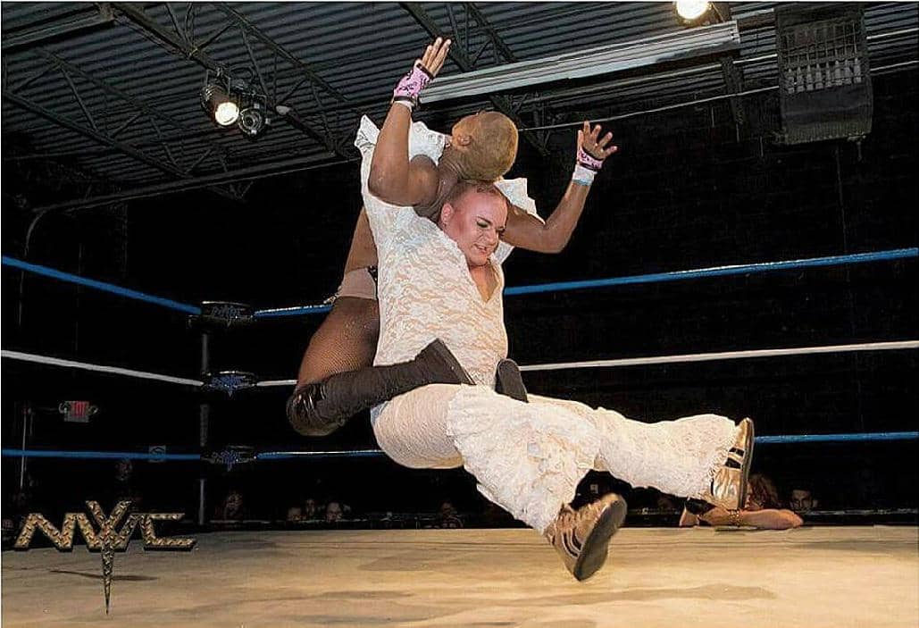 Tak Hanya Berdandan, Waria Ini Juga Jago Gulat