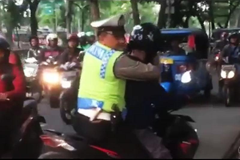 7 Video Parodi Polisi Ciduk & Peluk Pelanggar Dijamin Bikin Ngakak!