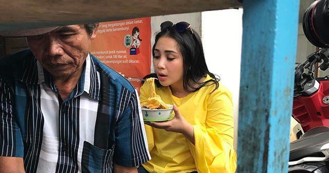 9 Potret Artis Saat Jajan di Pinggir Jalan, Salut Banget!