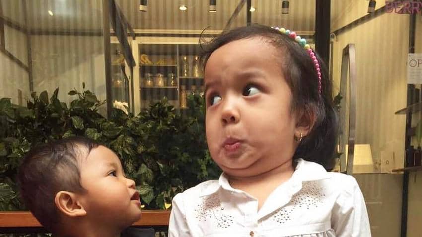 Gemas! Ini 10 Ekspresi Lucu Zoey Ibrahim, Putri Bungsu Artika & Baim