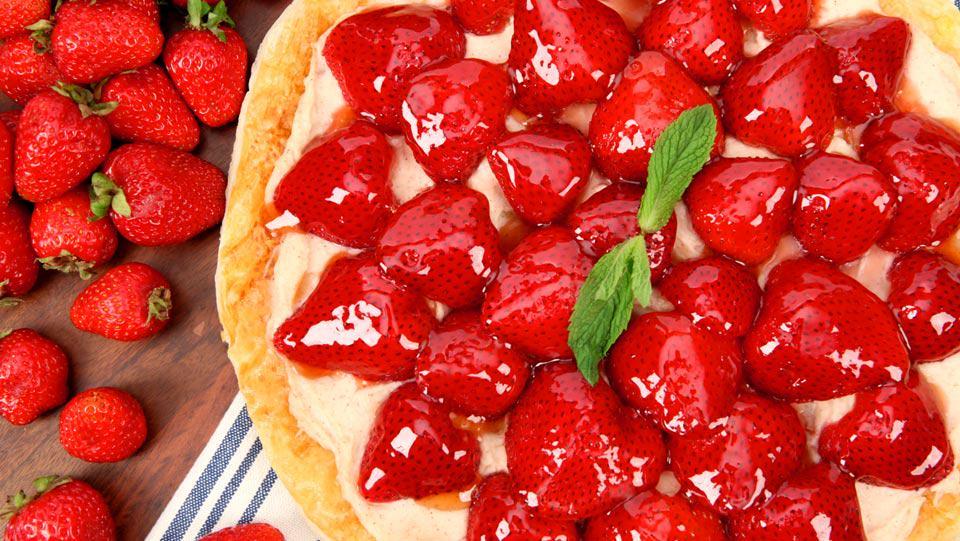 Heboh Strawberry Jadi Topping Pizza, Komentar Netizen Bikin Ngakak!