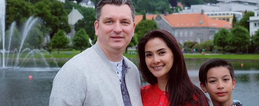 Jarang Disorot, Begini Potret Harmonisnya Keluarga Maudy Koesnaedi