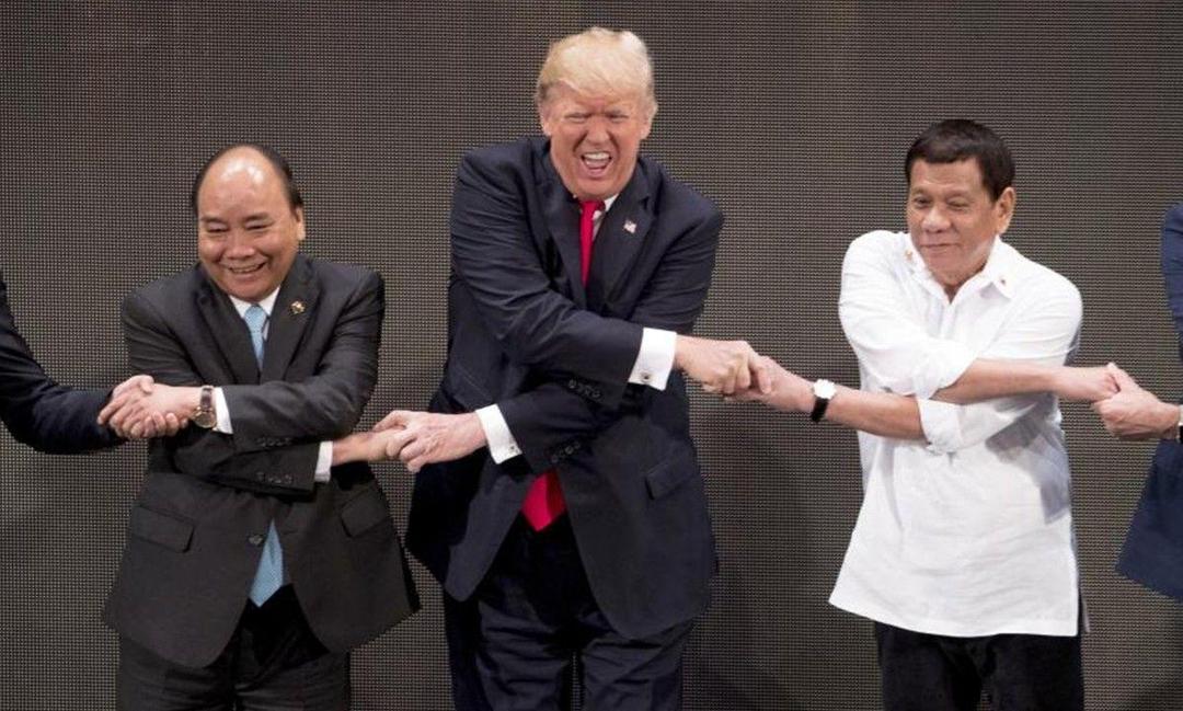 Saat Trump Kesulitan Berjabat Tangan ala Pemimpin ASEAN