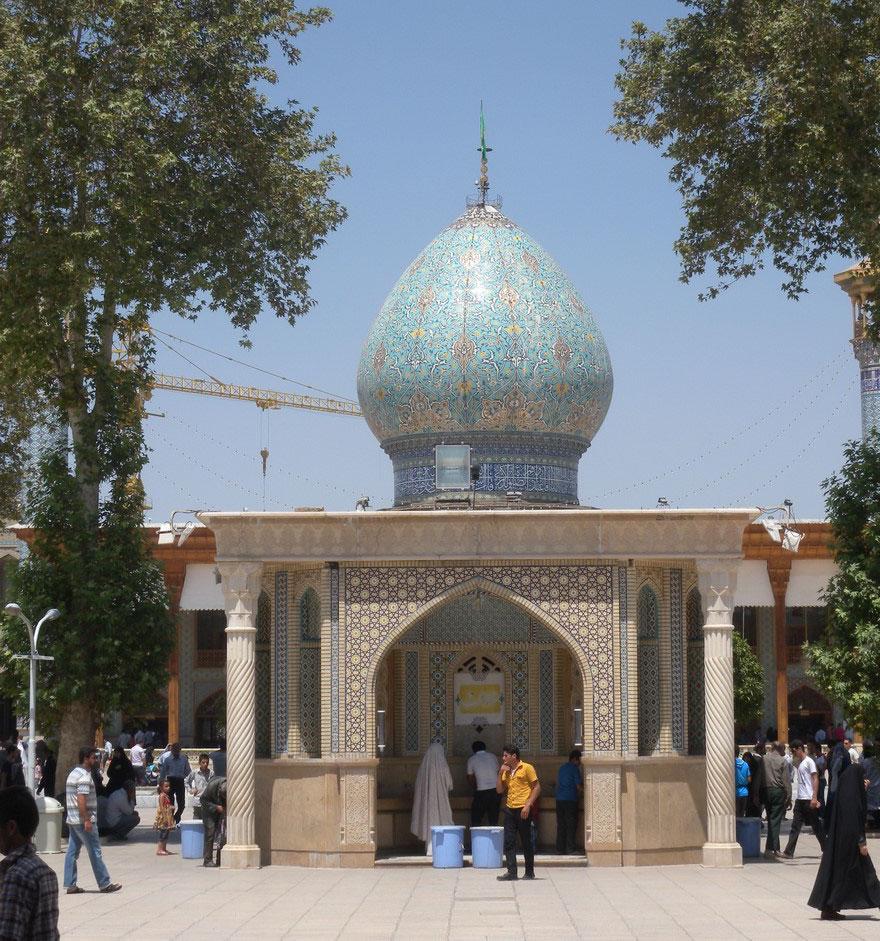 Terlihat Sederhana dari Luar, Isi Masjid Ini Bakal Bikin Kagum!