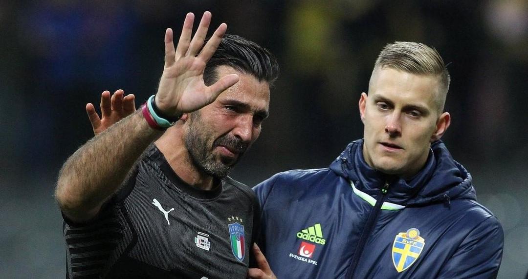 5 Foto Mengharukan Buffon Usai Gagal Lolos ke Piala Dunia 2018