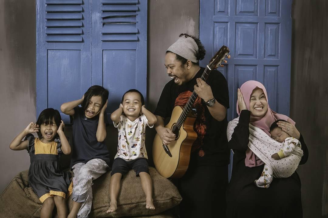 10 Foto Kompaknya Keluarga Vokalis Payung Teduh, Adem Bener Deh!