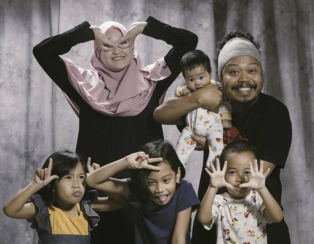 10 Momen Ini Buktikan Is 'Payung Teduh' Sosok yang Sayang Keluarga