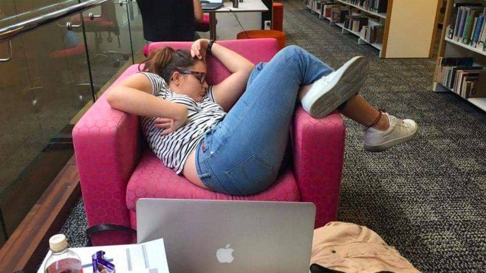 Bikin Ngakak! 13 Pose Tidur Ajaib yang Gak Terpikirkan