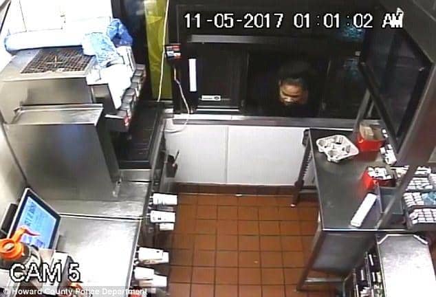 Nekat! Wanita Ini Mencuri Makanan di Drive Thru McD Lewat Jendela