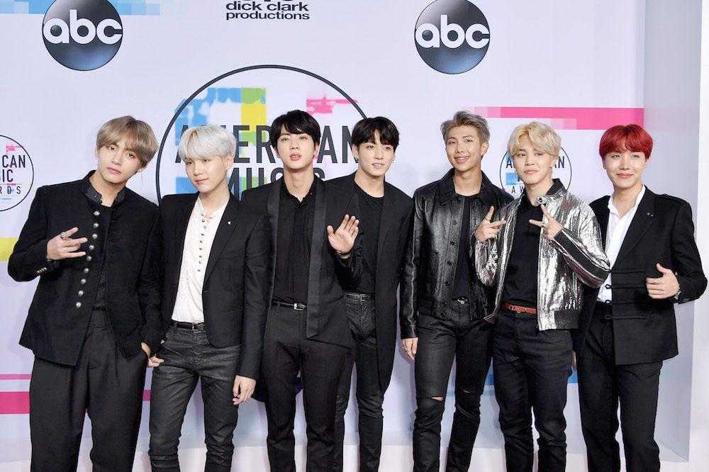 20 Foto Keseruan Red Carpet AMAs dari Shawn Mendes Hingga BTS