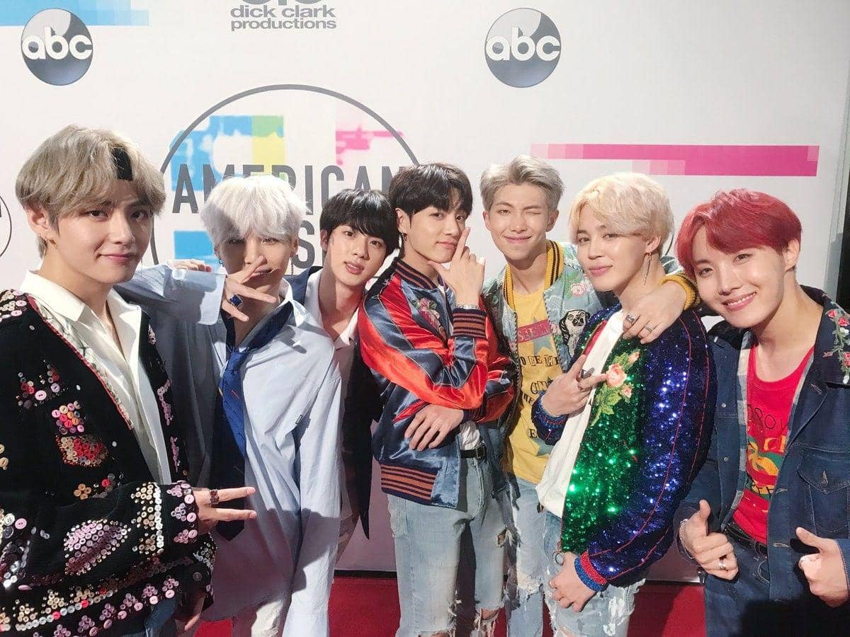 Tampil di AMAs 2017, Ini Potret Keseruan BTS Bareng Para Bintang Dunia