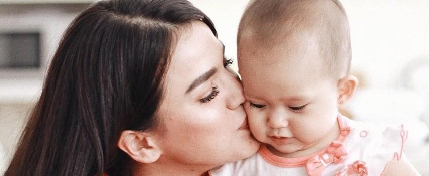 8 Potret Kedekatan Alice Norin dengan Buah Hati, Manis Banget!