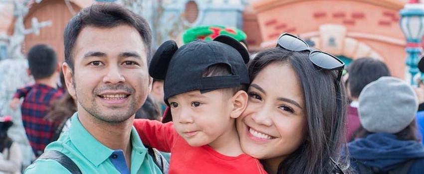 Punya Anak Satu, Inilah 12 Potret Keluarga Kecil Artis yang Harmonis