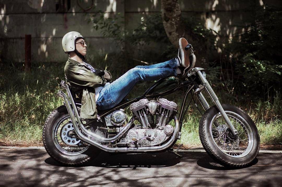 Suka Motor Vintage, 9 Foto Ini Bikin Kevin Julio Tampil Classic!