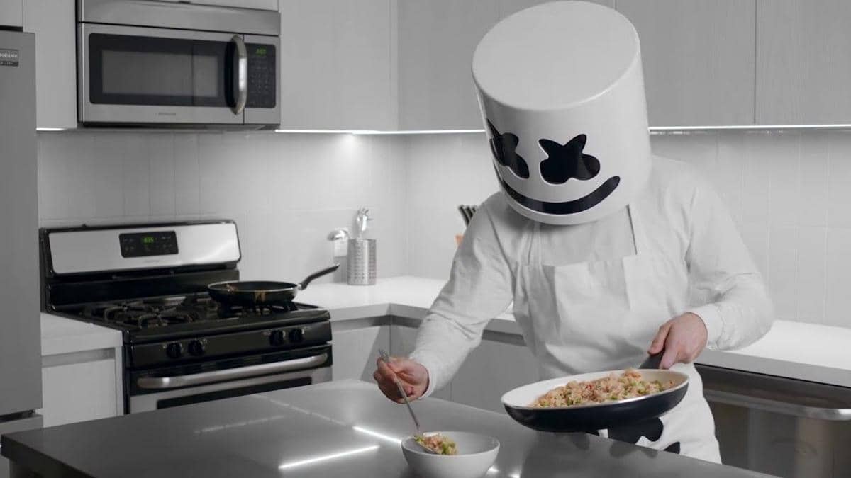 Seru! DJ Marshmello Masak Nasi Goreng Sambil Joget 'Eta Terangkanlah'