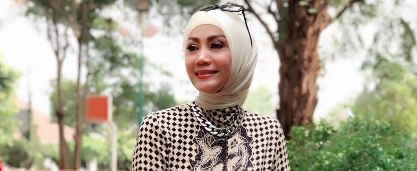 10 Gaya Okky Asokawati, Usia Bukan Penghalang Tetap Tampil Stylish