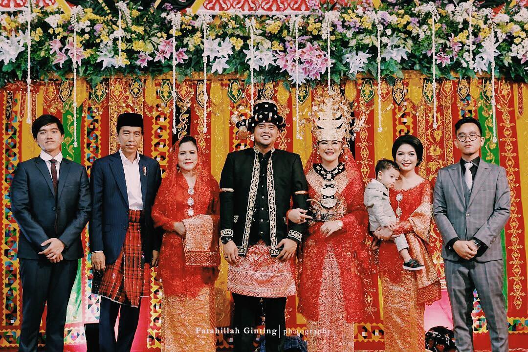 Megah, Pelaminan Kahiyang Didominasi Perpaduan Kain Ulos & Bunga Lili