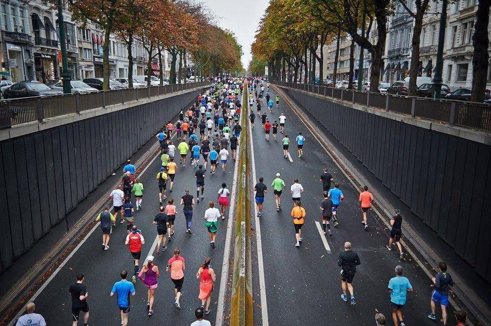 lari maraton (unsplash.com/Adam Whitlock)