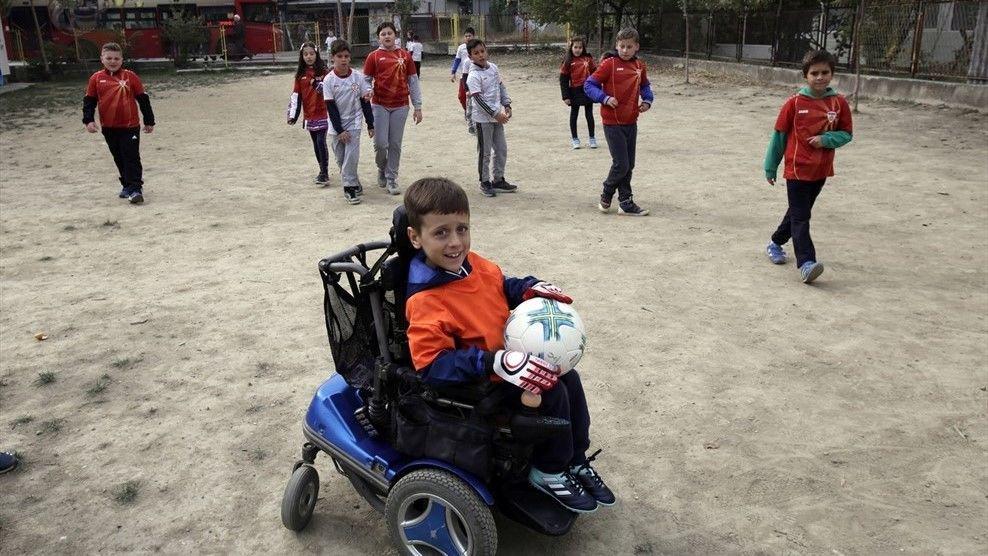Perjuangan Hebat Bocah Disabilitas Wujudkan Mimpinya Main Bola