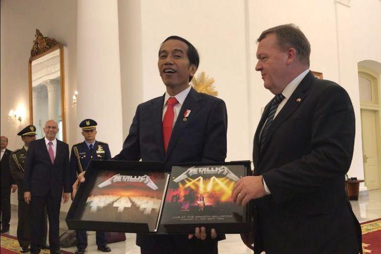 Wow! Presiden Jokowi Mendapat Album Metallica dari PM Denmark
