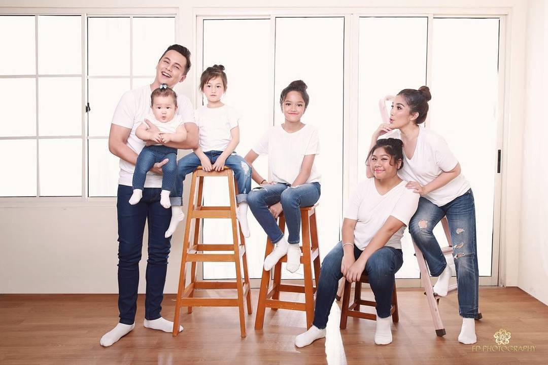 10 Foto Uniknya Pemotretan Keluarga Ussy dan Andika Pratama