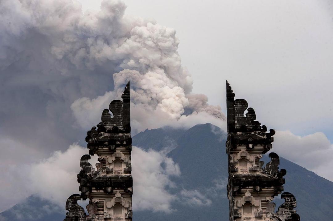Gunung Meletus, Penerbangan di Bandara Jember dan Banyuwangi Terganggu