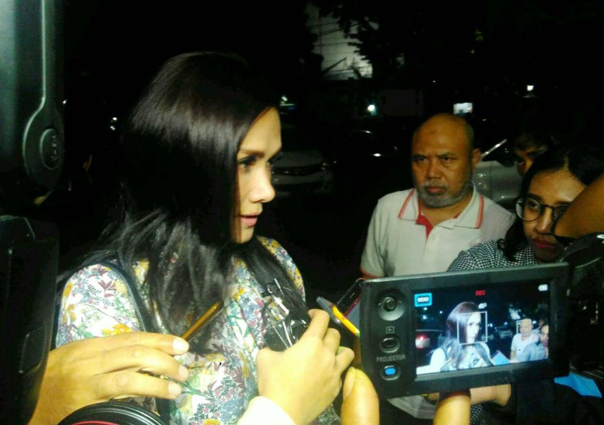 Dengan Ekspresi Sedih, Tengah Malam Mulan Jameela Datangi Polres