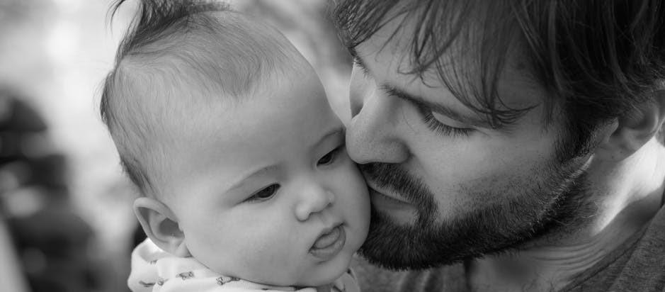 7 Hal Magis Bayi yang Hanya Dirasakan Seorang Ayah