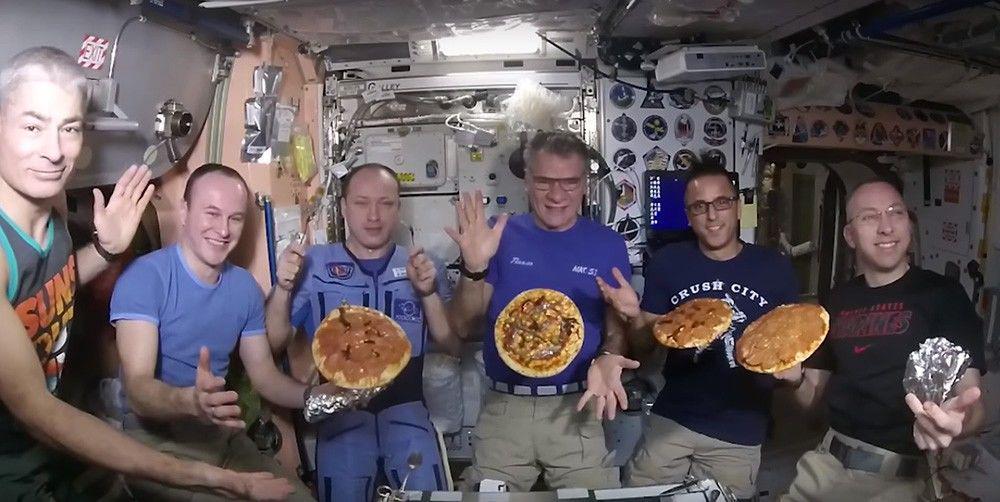 VIDEO: Begini Jadinya Bila Para Astronot Bikin Pizza di Luar Angkasa
