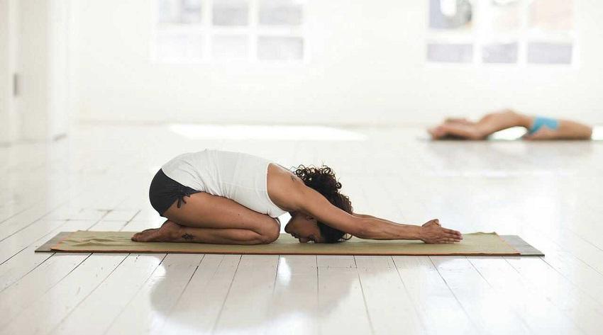 Langganan Dismenore Setiap Kali Haid? Atasi dengan 7 Gerakan Yoga Ini