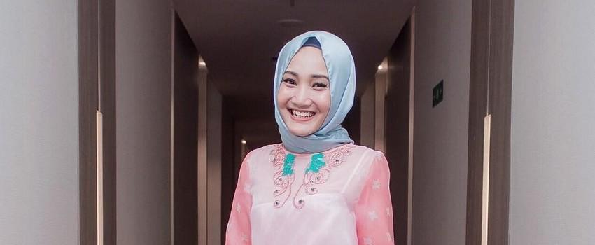 10 Inspirasi Outfit Berhijab nan Stylish ala Fatin Shidqia Lubis