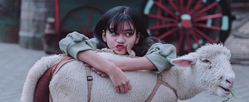 6 Inspirasi Outfit Keren & Simpel ala Aktris Cilik Adzwa Aurel