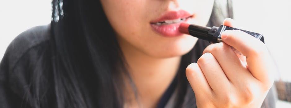 Tak Disukai Pria, 5 Warna Lipstik Ini Harus Kamu Hindari