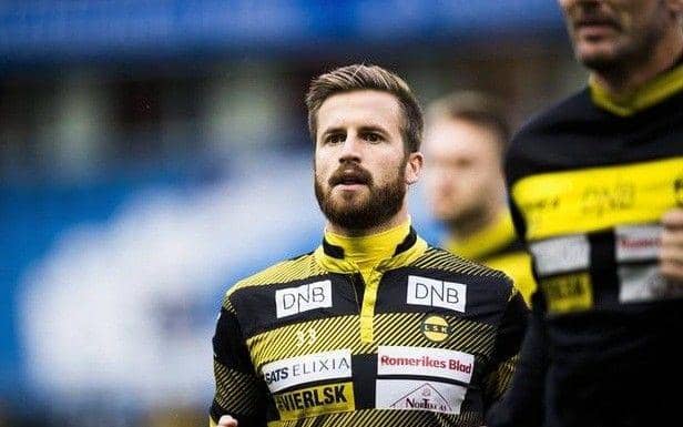 Rayakan Kemenangan, Pesepak Bola Telanjang & Tutupi Mr P Pakai Piala