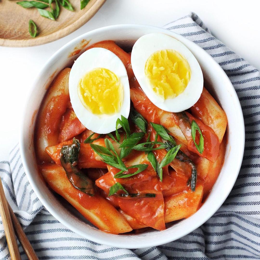 6 Tempat Makan Tteokbokki Paling Enak di Surabaya, Gak Bakal Nyesel!