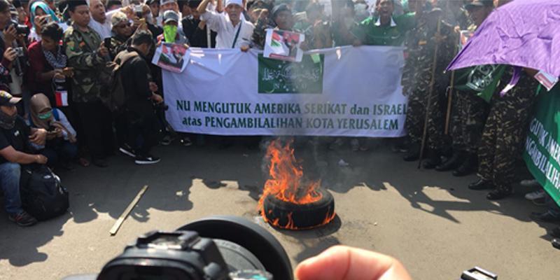 Aksi Bakar Ban dan Poster Simbol Penolakan Pernyataan Trump