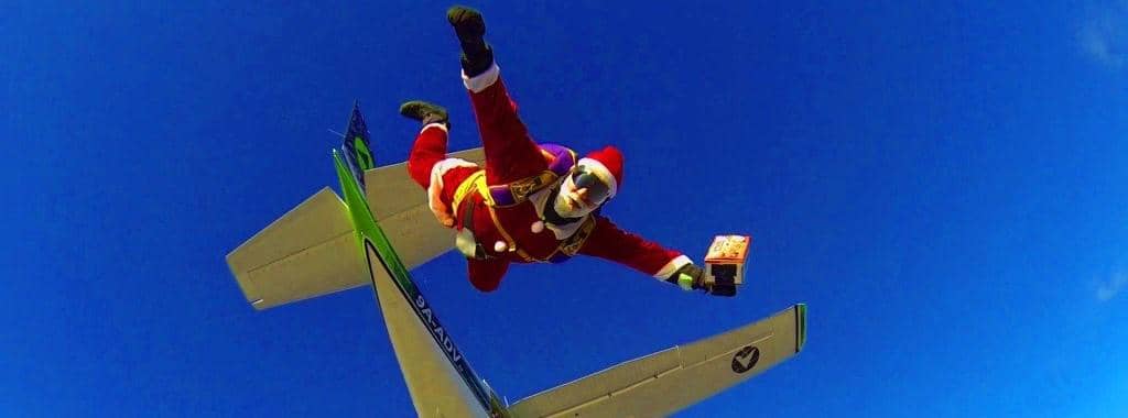 Kasihan, Santa Klaus Tabrak Pohon Saat Antar Hadiah Pakai Parasut