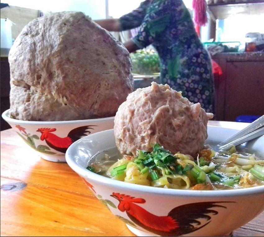10 Bakso Jumbo di Indonesia Paling Populer, Ada yang 5 Kilogram Lho!