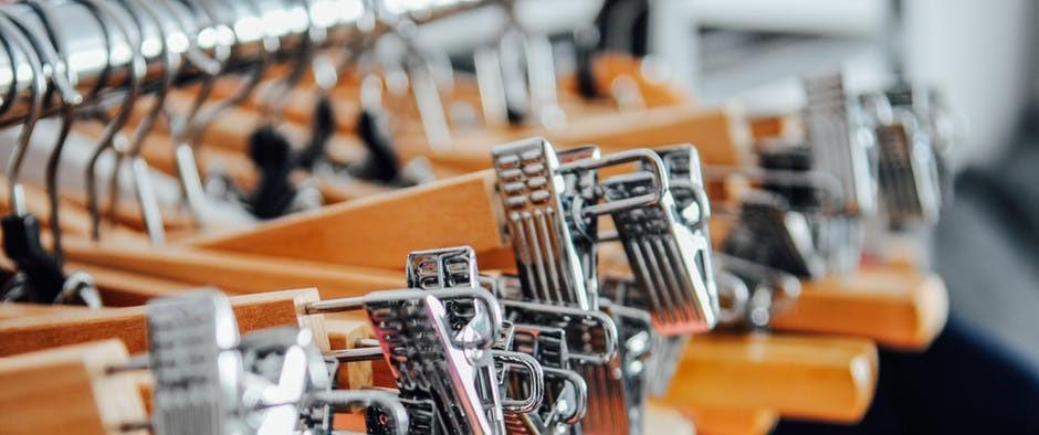 7 Dekorasi Kreatif yang Bisa Dibuat dari Gantungan Baju Bekas