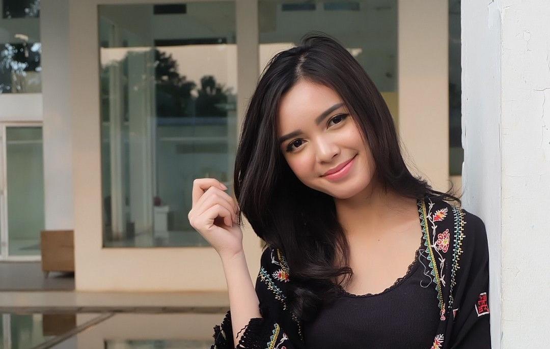 10 Potret Claudia Andhara, Artis Berbakat yang Juga Punya Otak Cerdas