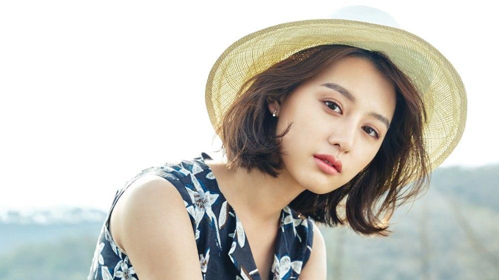 Simple & Stylish, Ini 8 Gaya Fashion Kim Ji Won yang Mudah Ditiru