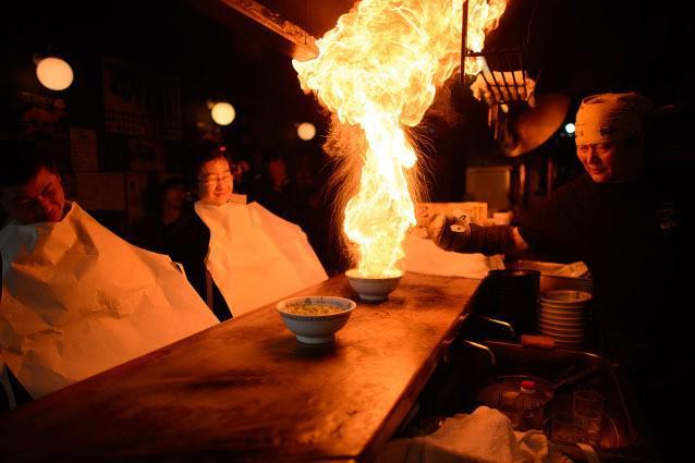 Bak Kebakaran, Ramen Lezat Ini Dipenuhi Api yang Terus Berkobar