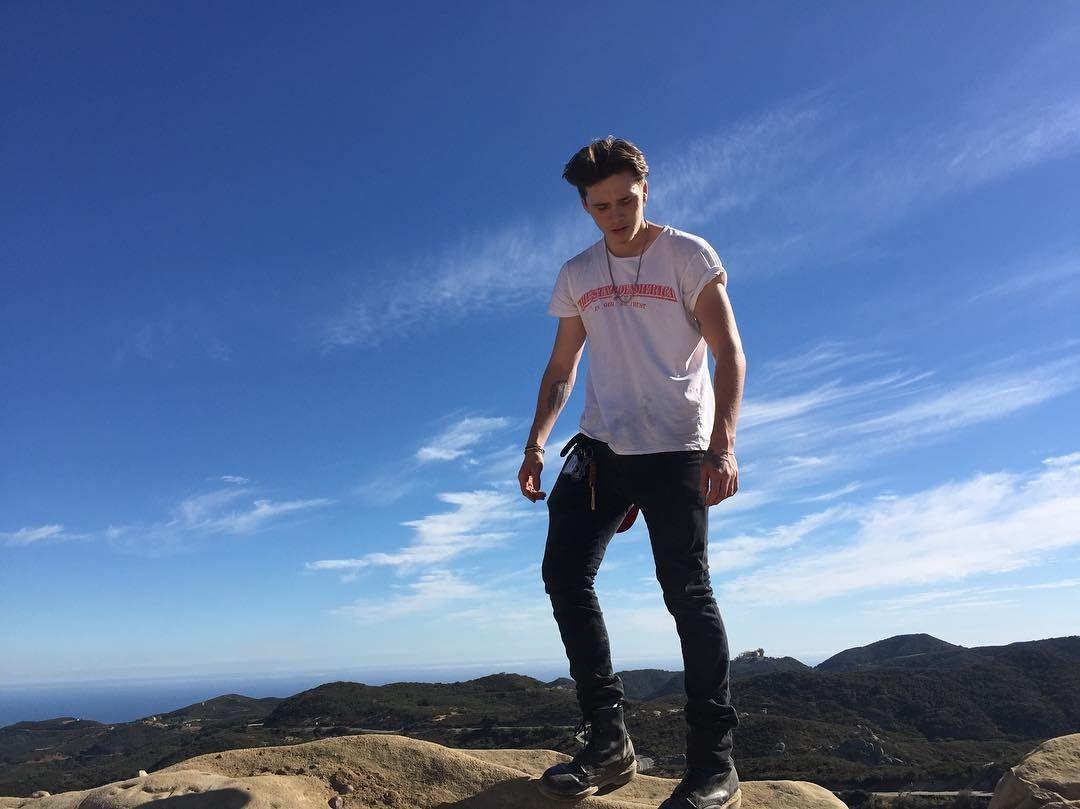 10 Foto Ini Buktikan Brooklyn Beckham Gak Kalah Ganteng dari Ayahnya
