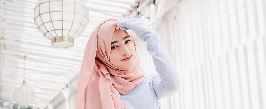 Inspirasi Outfit Berhijab Stylish untuk Remaja ala Selebgram Shirin Al Atrus