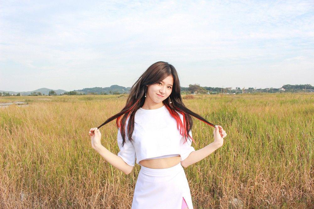10 Inspirasi Fashion ala Sana TWICE yang Bikin Gayamu Cewek Banget